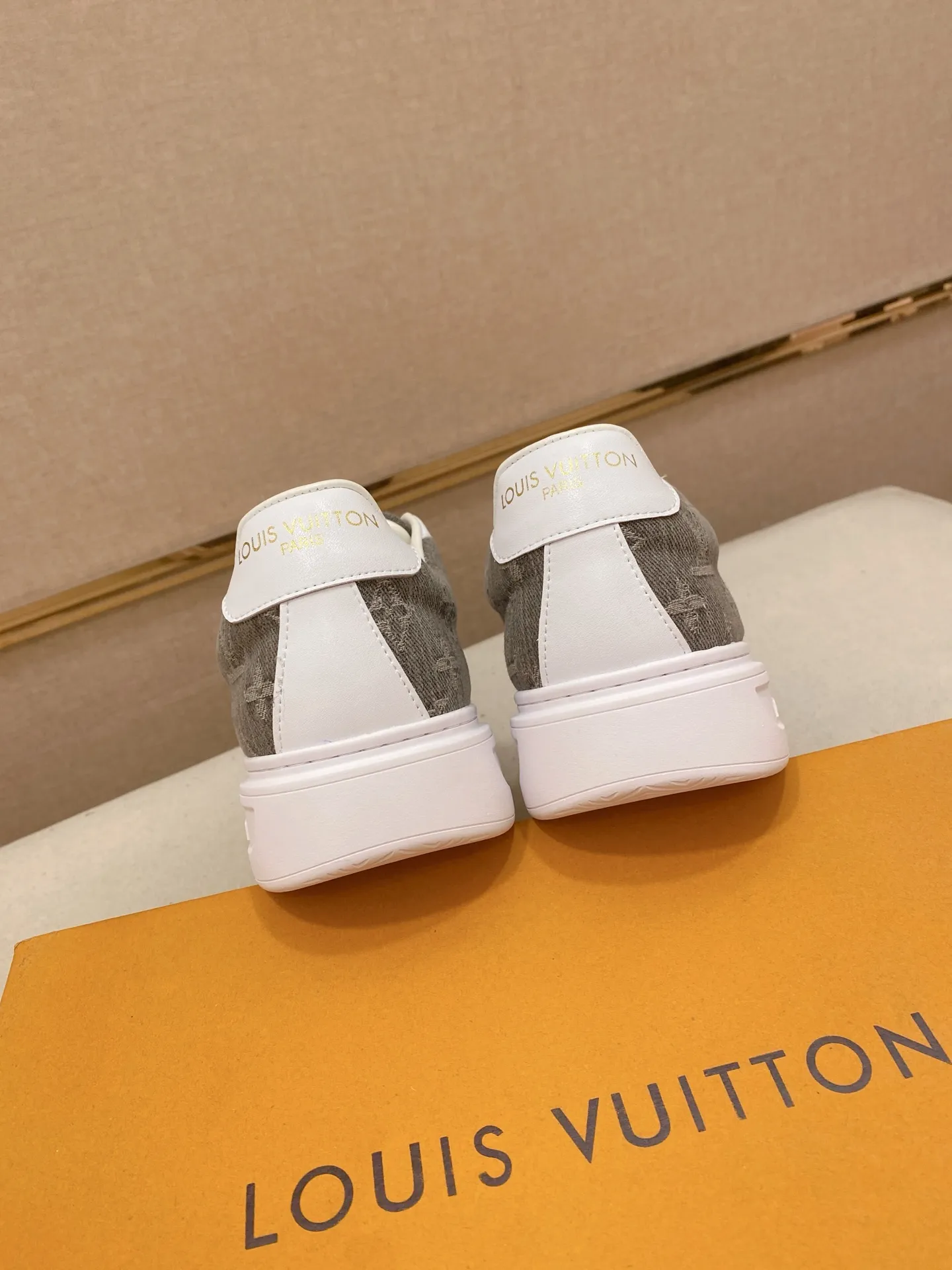 Men's shoes 💰: 400💰🎉🎉LV~Louis Vuitton trendy men's shoes New shipments Latest matching The same style as the official website Super high quality Hot sales of the season [strong] [strong] [strong] Selected first-layer cowhide, comfortable cowhide lining, original last, comfortable on the foot, wear-resistant rubber outsole Size number: 38-44.